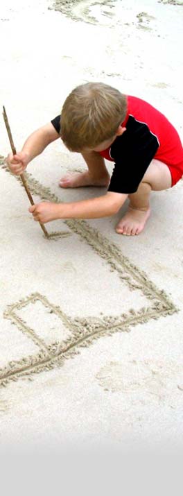 enfant qui joue dans le sable.jpg
